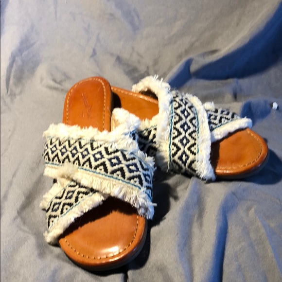 Universal Threads size 6 sandal - Picture 1 of 3